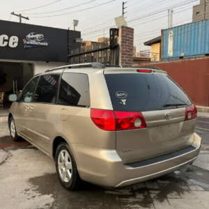 Toyota Sienna LE AWD 2009 Gold